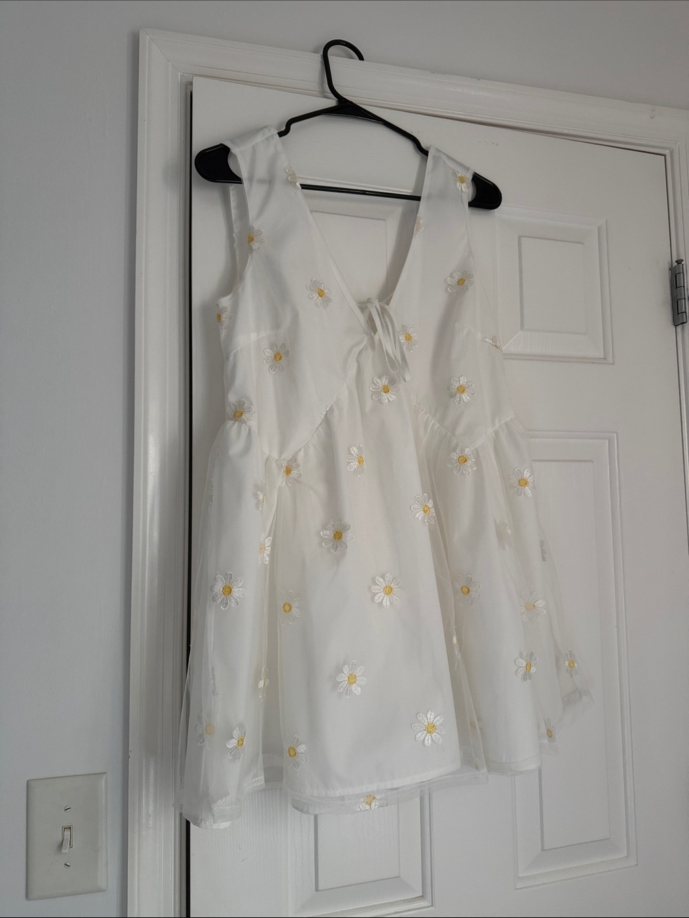 Boutique White Daisy-Embroidered Tie-back Sleeveless Dress